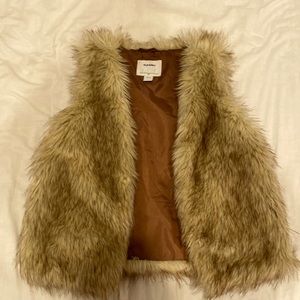i’m selling this fluffy cute holiday vest